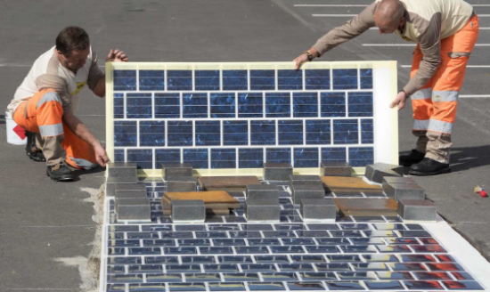 프랑스의 ‘와트웨이’ 태양광 보도블럭, 내구성과 적정수명을 입증한 제품으로 기존도로에 접착제를 이용해 고정하는 방식이다. (사진=제주투데이 DB)