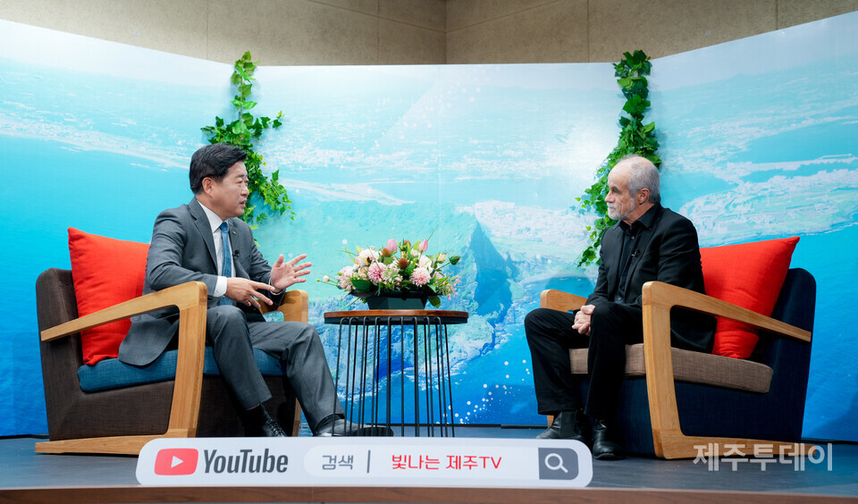 지난 9일 오영훈 지사(왼쪽)와 카를로스 모레노 교수(오른쪽)가 '15분 도시 제주'와 관련해 대담을 하고 있다. (사진=제주특별자치도 제공)