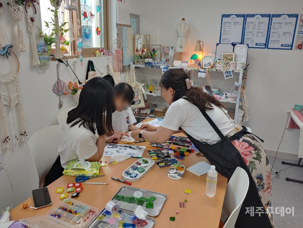 모을전시체험관에서 참가자들이 체험 프로그램을 진행하고 있다. (사진=삼척시도지새생지원센터 블로그)