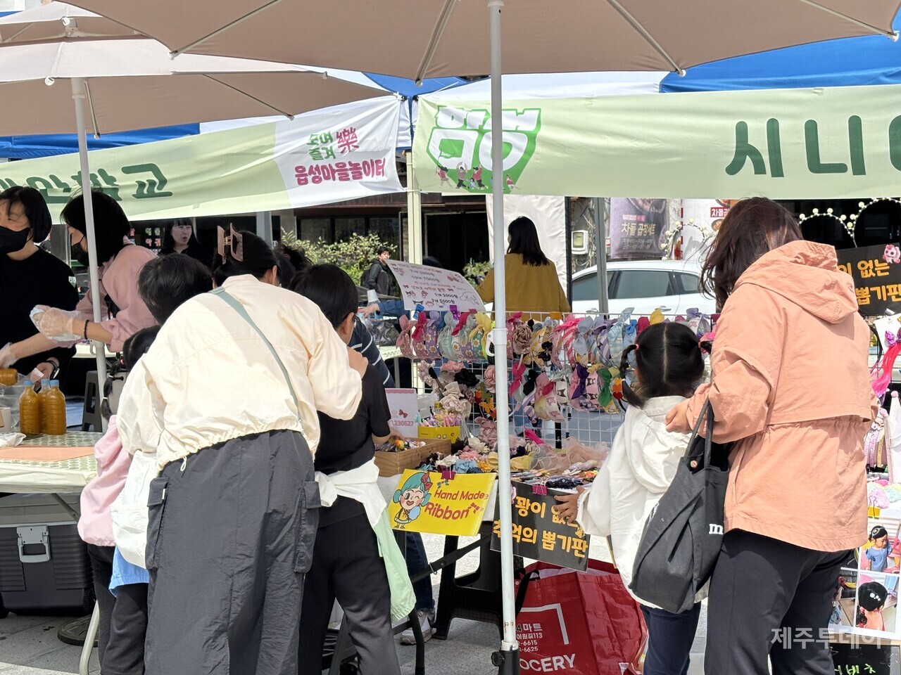 지난달 열린 도시재생 소셜마켓 '함성'에서 시민들이 플리마켓을 구경하고 있다. (사진=삼척시도시재생지원센터 블로그)