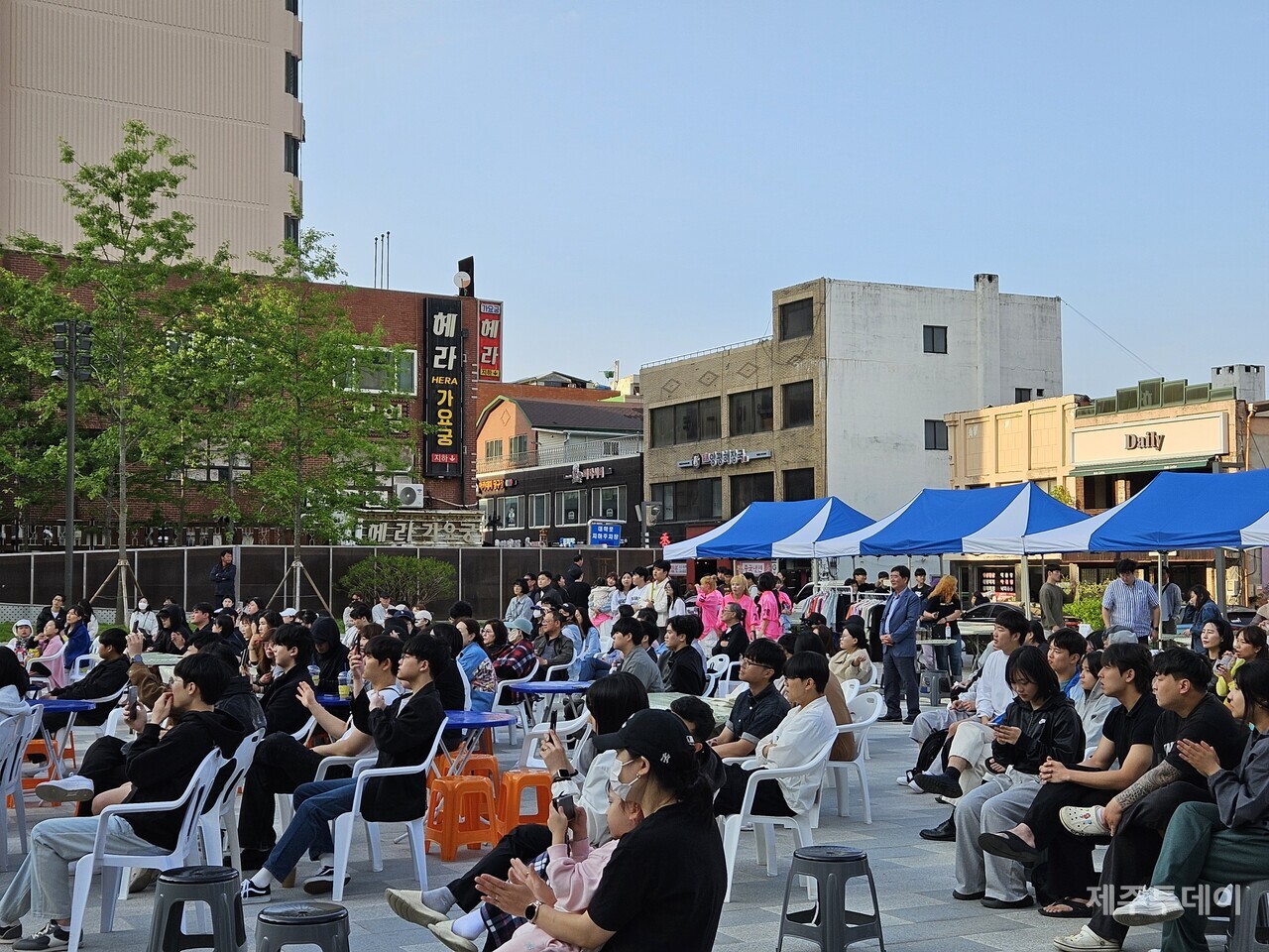 지난달 열린 도시재생 소셜마켓 '함성'에서 시민들이 문화 공연을 즐기고 있다. (사진=삼척시도시재생지원센터 블로그)