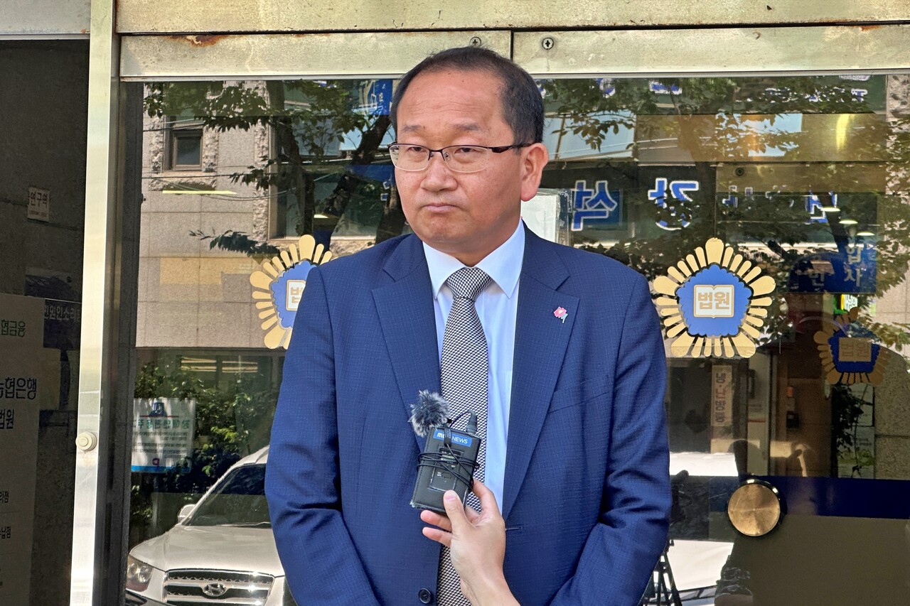 18일 제주지방법원에서 농지법 위반 혐의로 기소된 강병삼 제주시장에 대한 첫 공판이 열린 가운데, 강 시장이 재판 직후 취재진과 인터뷰하고 있다. (사진=박지희 기자)