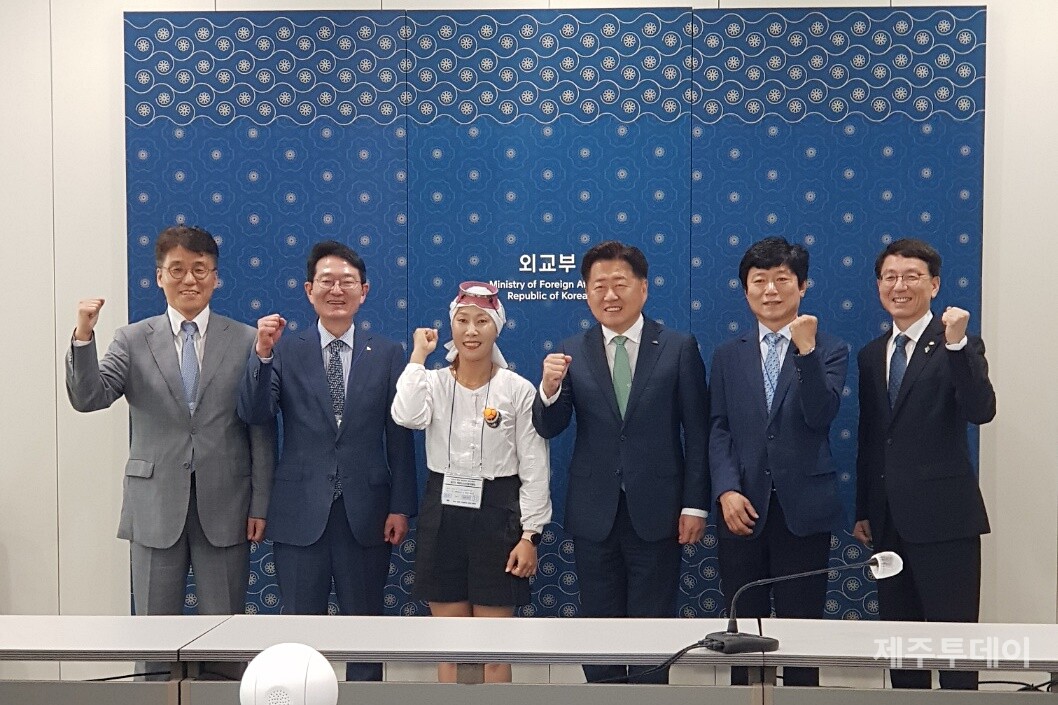 지난 7일 오후 외교부 청사에서 열린 2025 APEC 정상회의 유치계획 현장발표에서 오영훈 지사와 현직 해녀 김형미씨가 발표에 나섰다. (사진=ㅈ제주특별자치도 제공)