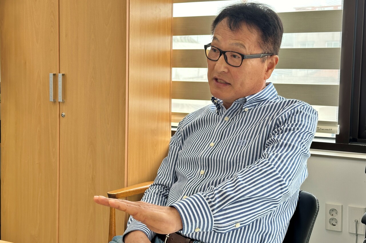 김동진 신흥동 마을관리협동조합 이사장이 취재진과 인터뷰를 하고 있다. (사진=박지희 기자) 