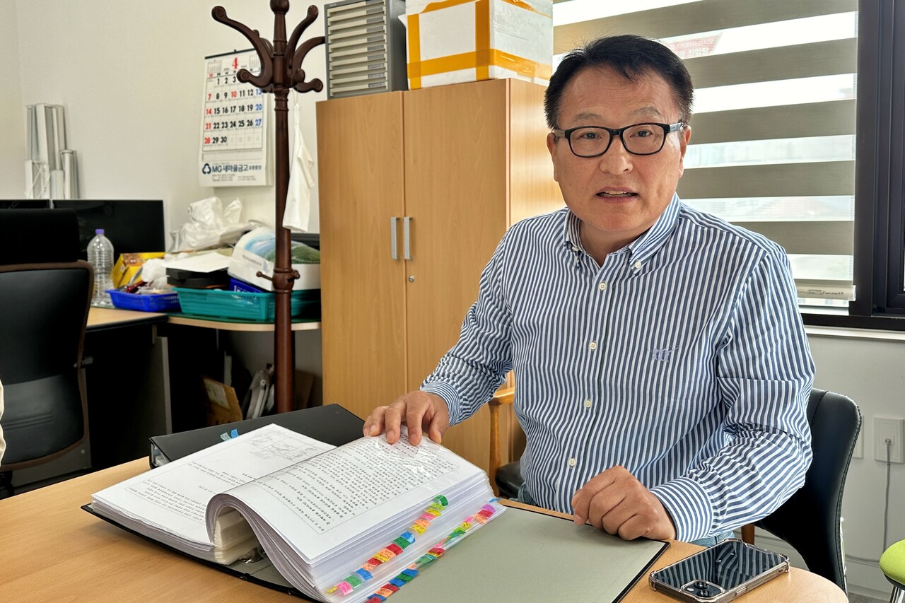 김동진 신흥동 마을관리협동조합 이사장이 취재진과 인터뷰를 하고 있다. (사진=박지희 기자) 