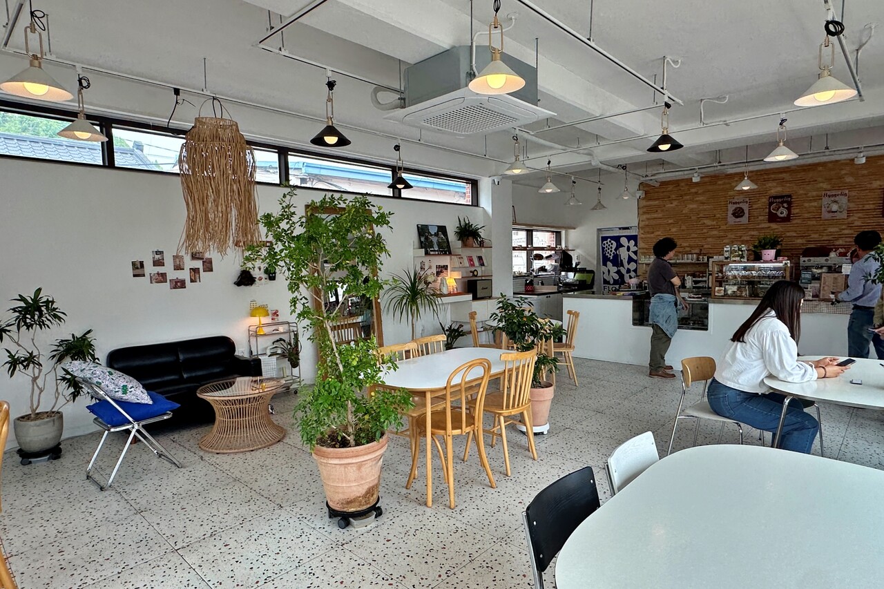 경북 포항시 신흥동 마을관리협동조합이 직접 운영 중인 카페 '휘겔리'. (사진=박지희 기자)