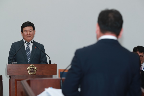 김광수 제주도교육감이 지난 19일 열린 제426회 임시회 5차 본회의 교육행정질문에서 답변하고 있다. (사진=제주도의회)
