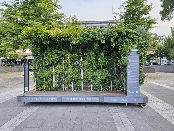 독일은 에너지 낭비를 줄이는 문제에 진심이다. 에너지 효율을 극대화하는 건축 개념인 패시브하우스에도 앞서 있다. 도시 조경 문제도 기후위기 측면에서 고려하고 있다. 사진은 프랑크푸르트시 외곽 리드베르크 한 공원에 설치된 실내, 실외 덩쿨식물 홍보 광고 시설이다. 행정기관에서 마련했다. 주택에 이 같은 식물들을 심으면 이산화탄소를 흡수하고, 온습도 조절에도 용이하다고 안내하고 있다. 이 같은 가드닝을 하는데 행정기관이 지원도 해준다.(사진=김재훈 기자)