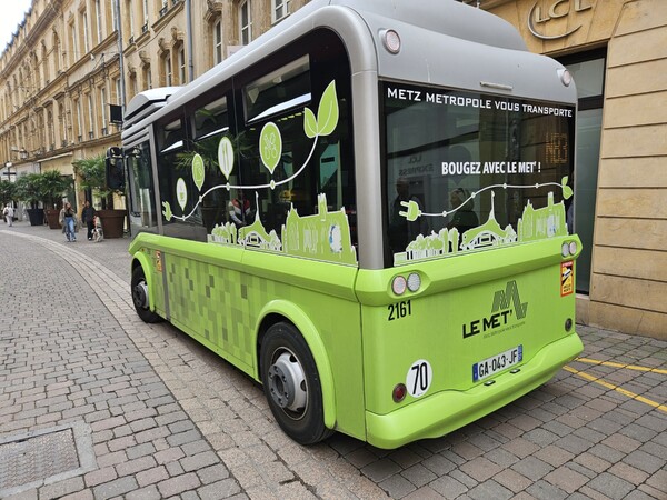 프랑스 메스(Metz)시의 '차 없는 상가'를 달리는 미니저상버스(사진=김재훈 기자)