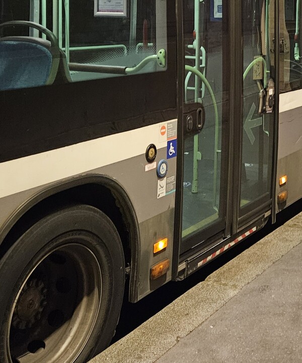 프랑스 파리시의 저상버스 뒷문. 휠체어 이용자가 탑승자를 위한 버튼과 리프트 시설이 보인다.(사진=김재훈 기자)