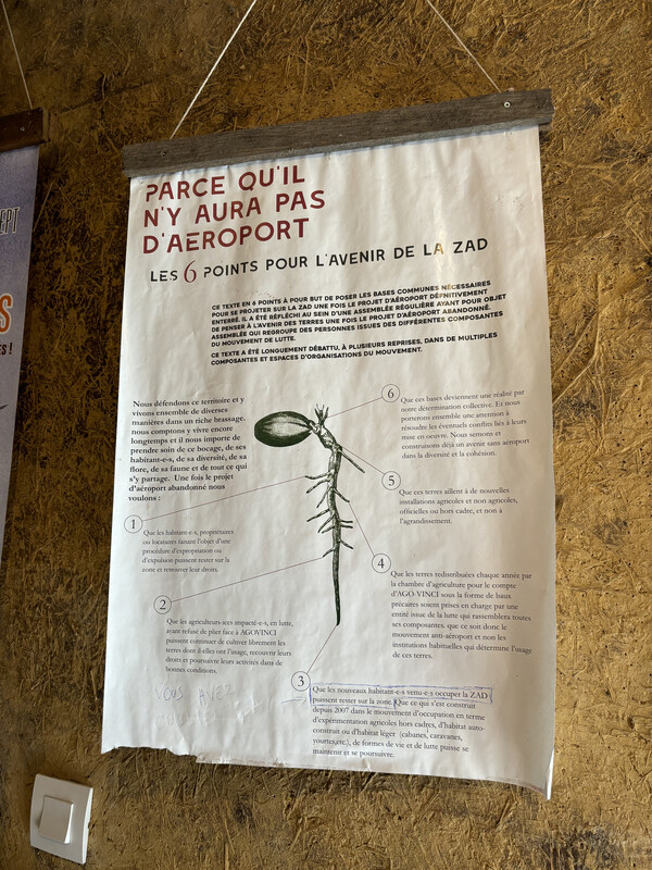 자드의 미래에 대한 여섯가지 합의 사항이 도서관 벽에 걸려있다.(사진=김현지)