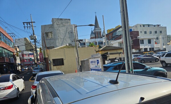 제주시 원도심 지역의 공설주차장. 공설주차장이 들어섰지만 그 바로 옆 거리에 주차된 차량들이 넘쳐난다. 이로 인해 보행자들은 불편을 겪고 있다.(사진=김재훈 기자)