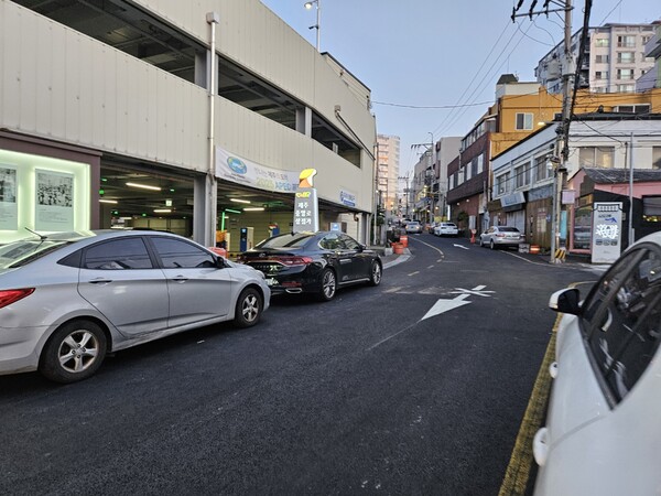 제주시 원도심 지역의 공설주차장. 공설주차장이 들어섰지만 그 바로 옆 거리에 주차된 차량들이 넘쳐난다. 이로 인해 보행자들은 불편을 겪고 있다.(사진=김재훈 기자)