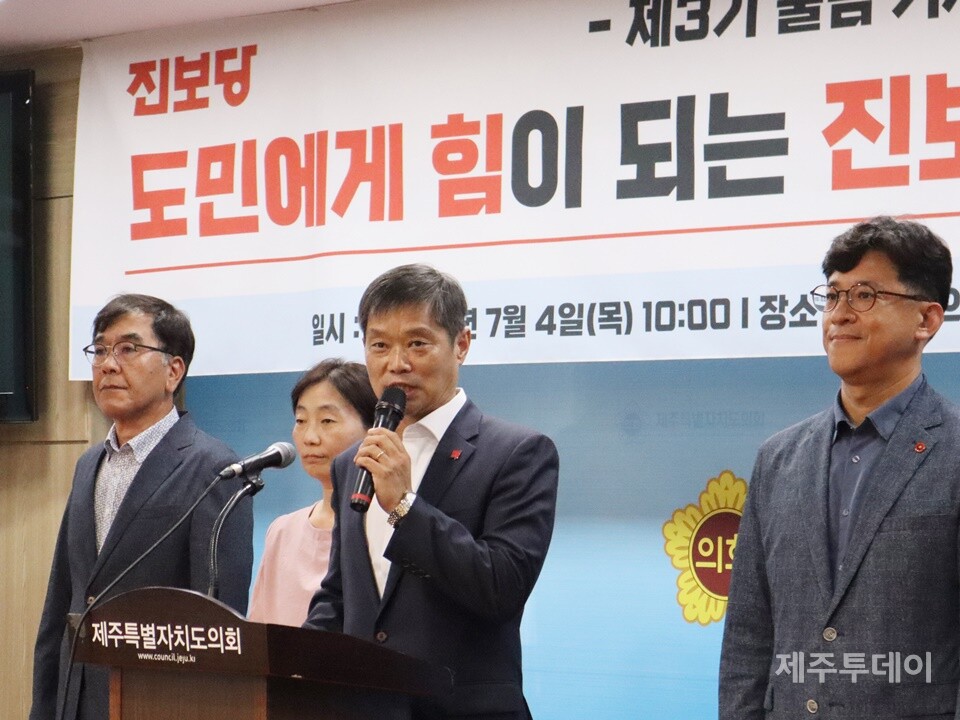 4일 오전 제주도의회 도민카페에서 열린 진보당 제주특별자치도당 제3기 출범 기자회견에서 김명호 진보당 제주특별자치도당 위원장이 발언하고 있다. (사진=조수진 기자)