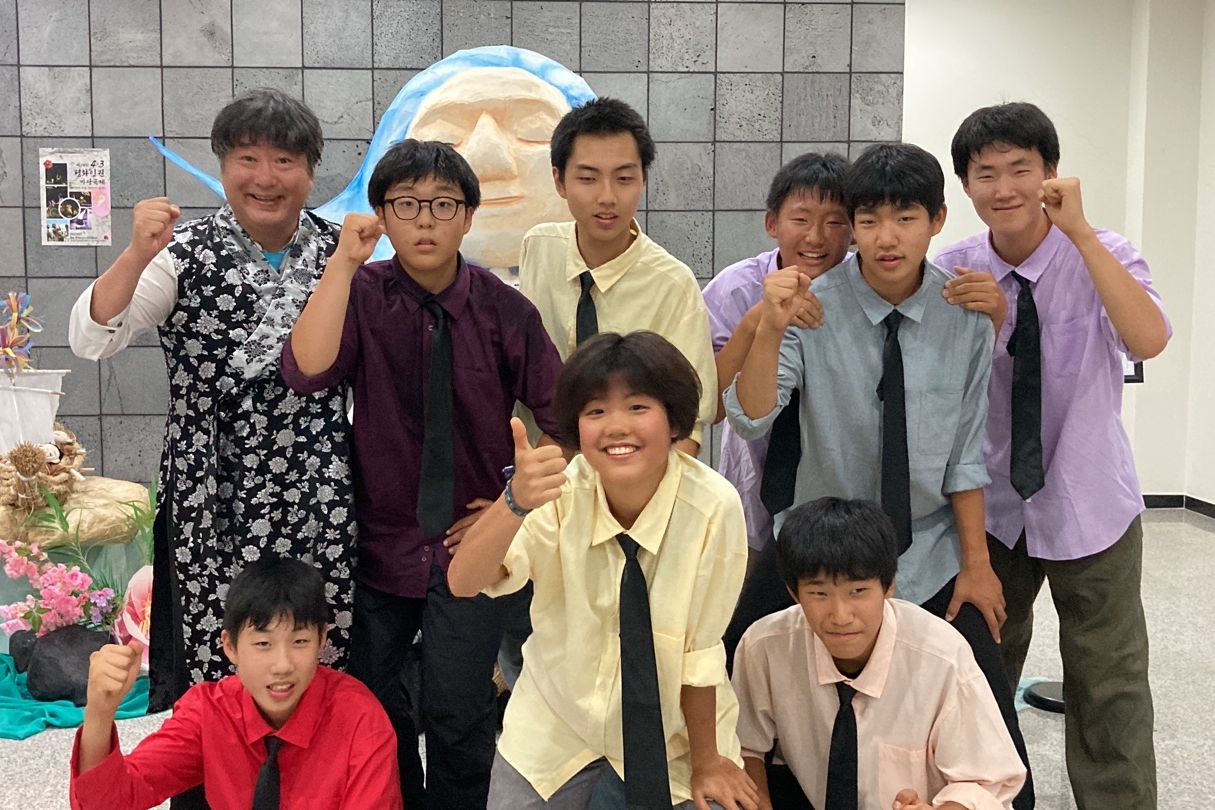 공연을 마치고 마임 선생님, 볍씨학교 친구들과 함께.  (사진=제주볍씨학교 제공)