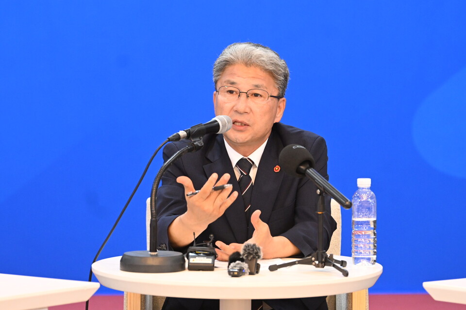 11일 오전 제주도의회 도민카페에서 열린 ‘제12대 후반기 제주특별자치도의회 의장 취임 기자 간담회’에서 이상봉 의장이 발언하고 있다. (사진=제주도의회 제공)