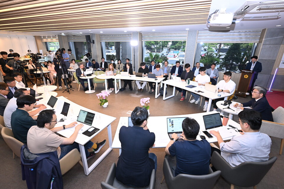 11일 오전 제주도의회 도민카페에서 ‘제12대 후반기 제주특별자치도의회 의장 취임 기자 간담회’가 열리고 있다. (사진=제주도의회 제공)