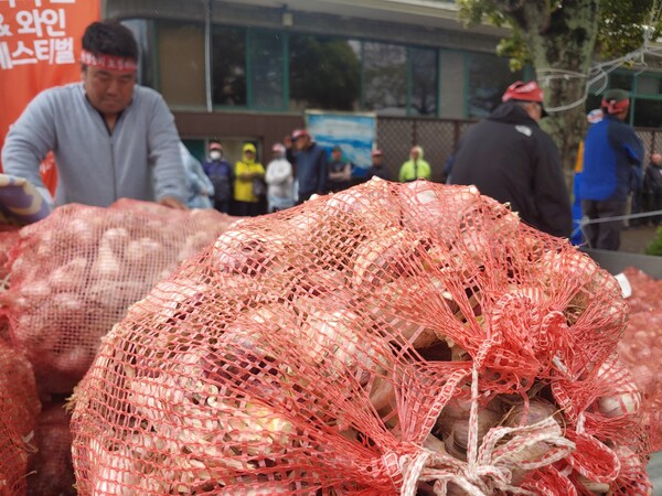 마늘생산비 보장 촉구 궐기 대회에 참여한 한 농민이 근심어린 표정으로 트럭에 실린 마늘을 바라보고 있다. 이상기후로 제주에서는 마늘이 2차 생장을 하는 '벌마늘' 피해가 속출했다. (사진=김재훈 기자)