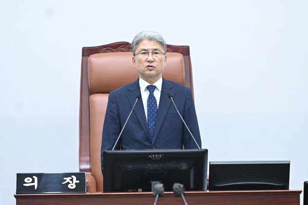 15일 제주도의회 430회 임시회 1차 본회의에서 이상봉 의장이 개회사를 하고 있다. (사진=제주도의회 제공)