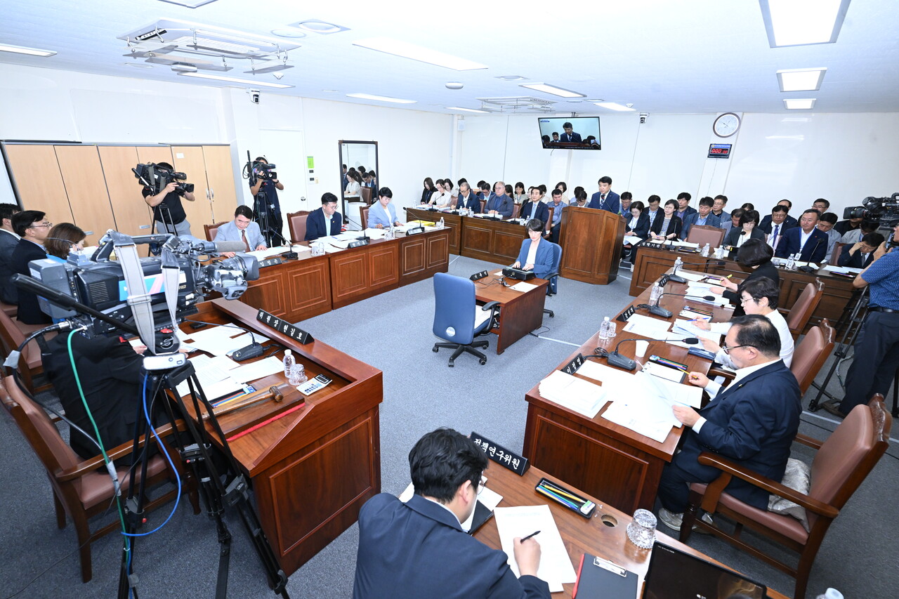제주도의회 교육위원회가 17일 제430회 임시회 2차 회의에서 '제주도교육청 행정기구 설치 조례 개정안'과 '제주도교육감 소속 지방공무원 정원 조례 개정안'을 심의하고 있다.  (사진=제주도의회)