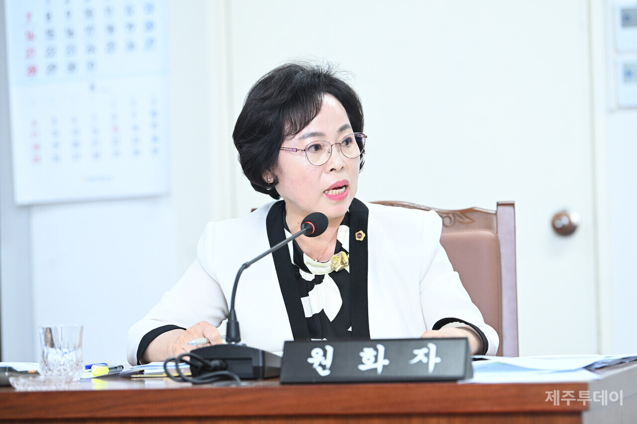 17일 제430회 제주도의회 임시회 문화관광체육위원회(위원장 고태민 의원) 제1차 회의에서 원화자 의원이 질의하고 있다. (사진=제주도의회 제공)