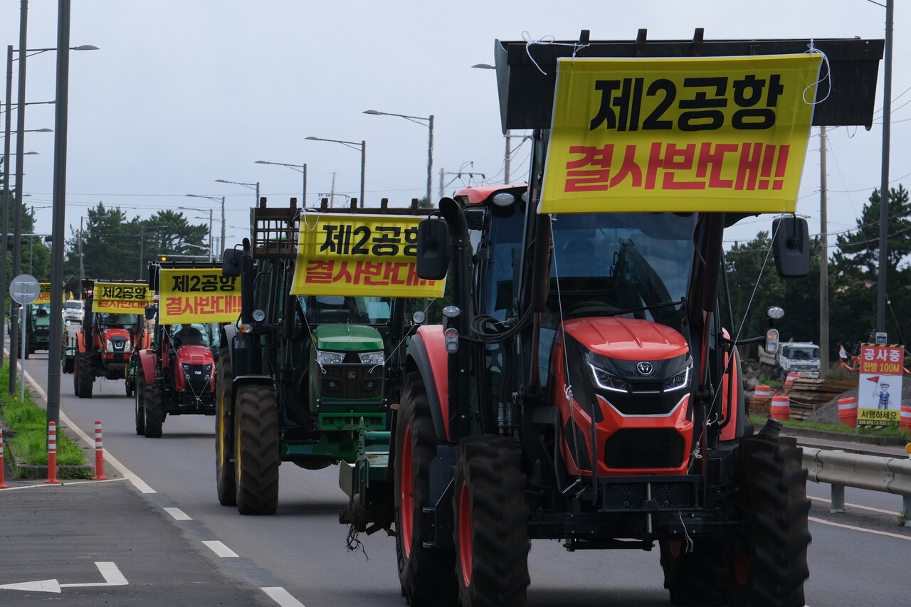 24일 전국농민회총연맹 제주도연맹이 '제주 제2공항 저지 농민전진대회'를 개최한 가운데, 농민들이 이날 오후 5시 30분 제2공항 건설사업 예정 부지인 서귀포시 성산읍 일대 도로에서 '제2공항 반대 현수막이 달린 트랙터.트럭 등을 몰며 차량시위를 하고 있다. (사진=박지희 기자)
