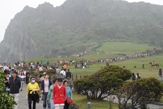 서귀포시 성산일출봉에서 관광객들이 길을 걷고 있다. (사진=제주투데이DB)
