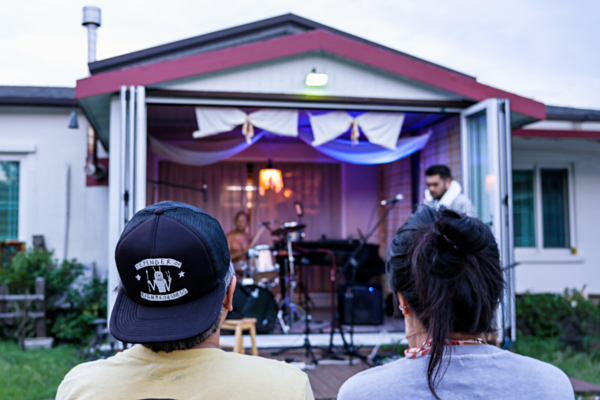 지난달 19일 제주시 애월읍 소재 공연장 '입다'에서 밴드 '김반장과 생기복덕'의 공연이 이뤄지고 있다.  (사진=락하두)