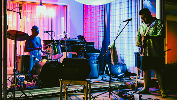 지난달 19일 제주시 애월읍 소재 공연장 '입다'에서 밴드 '김반장과 생기복덕'의 공연이 이뤄지고 있다.  (사진=락하두)