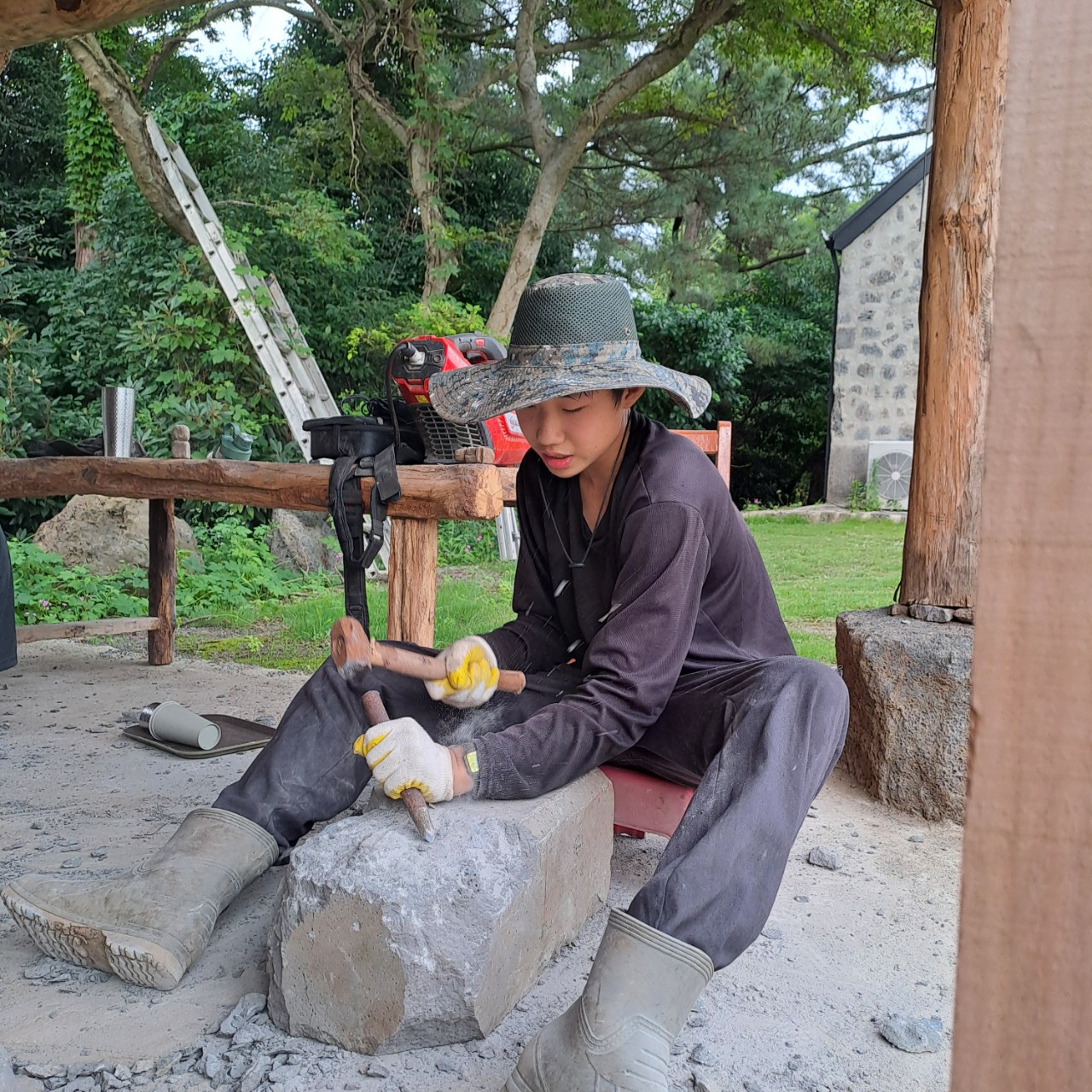 돌조각을 하고 있는 볍씨학교 학생 조승호군. (사진=제주볍씨학교 제공)