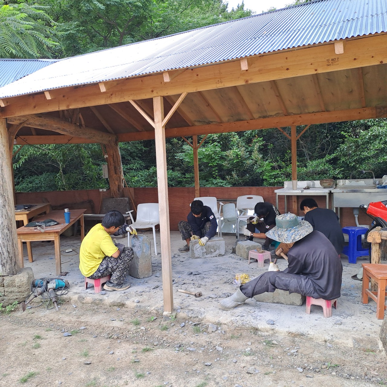 제주볍씨학교 학생들이 돌조각을 하고 있다. (사진=제주볍씨학교 제공)