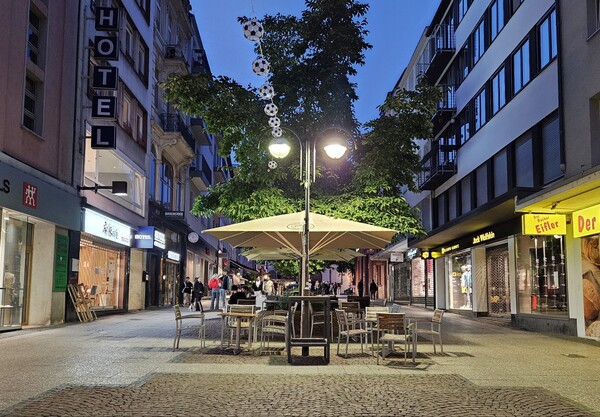 프랑크푸르트 시내의 한 상점가. 중앙에 가로수를 식재해 운치를 더하고 시민들이 휴식을 취할 수 있는 그늘을 제공하고 있다.(사진=김재훈 기자)