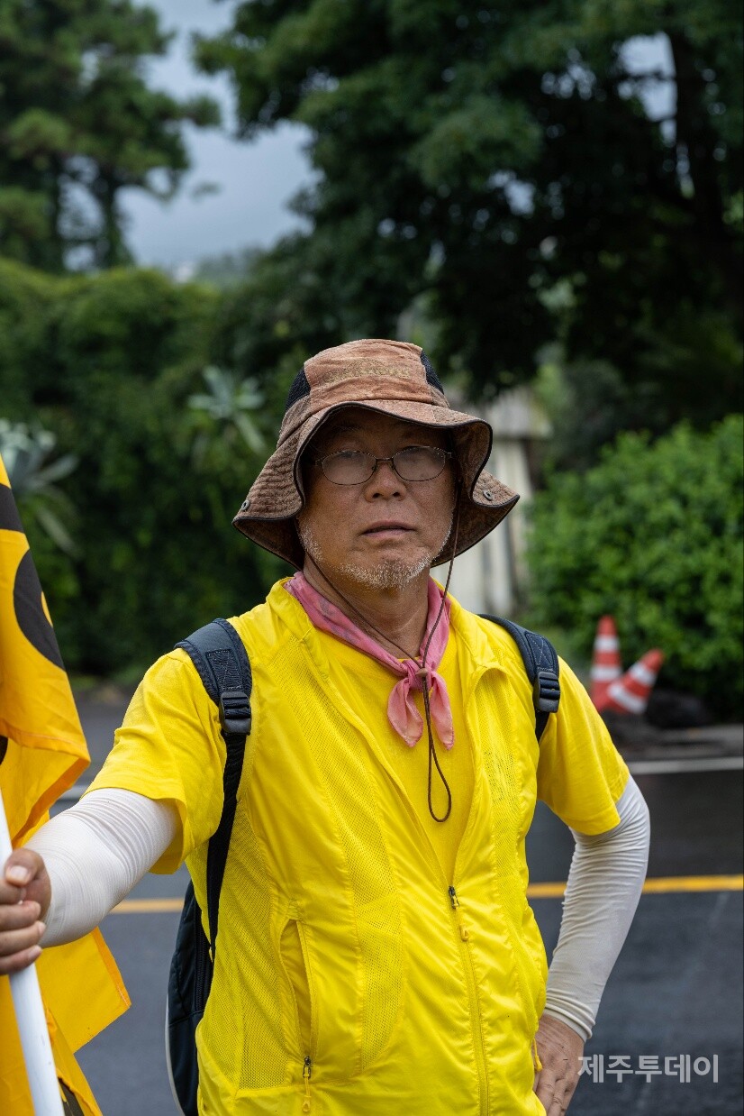 22일 강봉수 제주대학교 교수가 제주생명평화대행진에 참가하고 있다. (사진=이길훈)