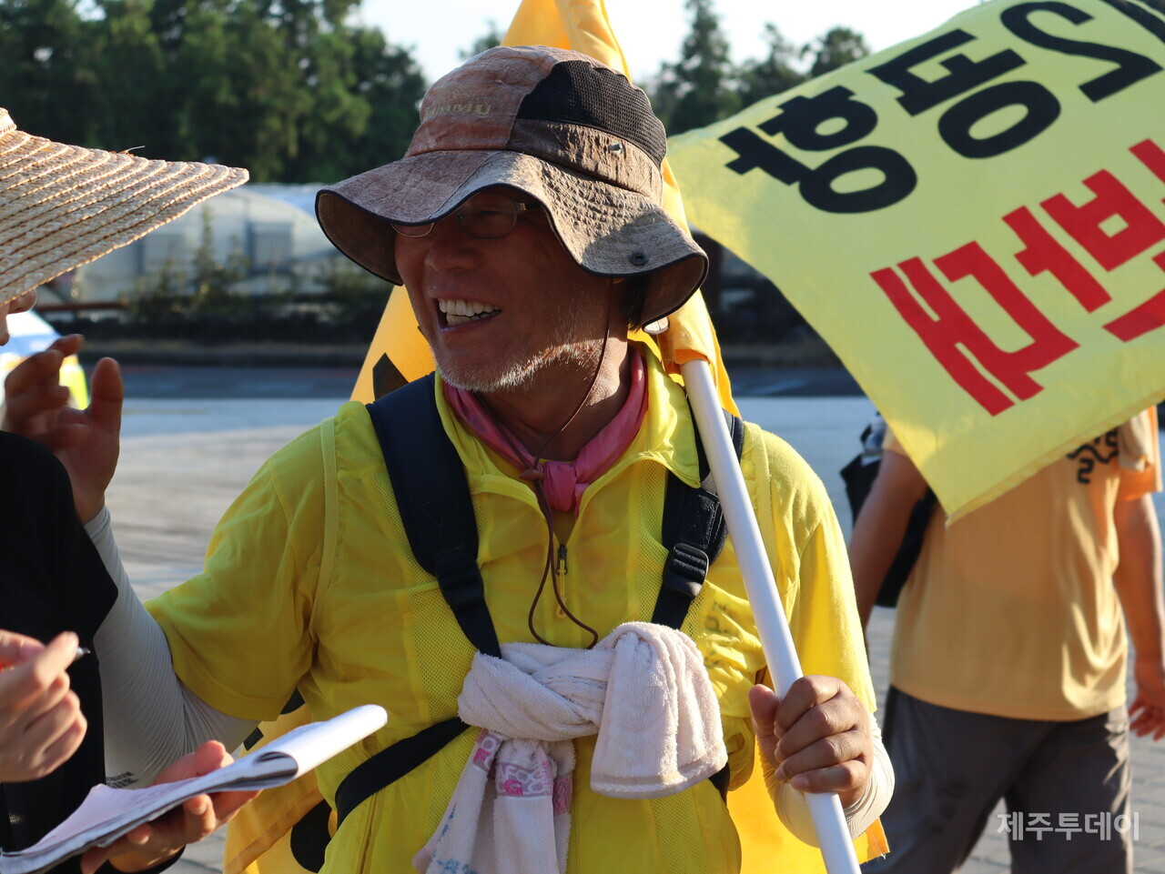 22일 강봉수 제주대학교 교수가 제주생명평화대행진에 참가해 인터뷰하고 있다. (사진=박지희 기자)