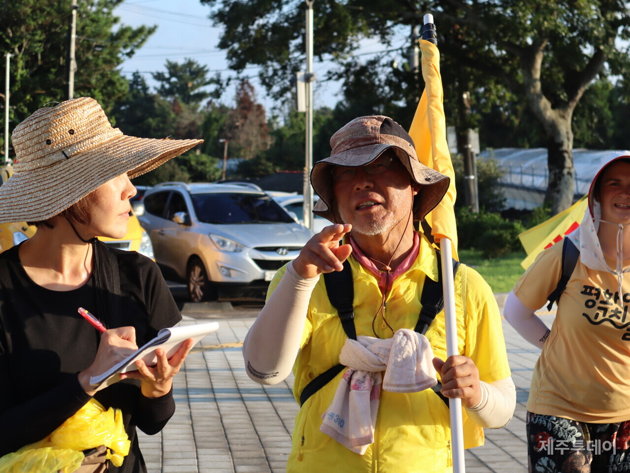 22일 강봉수 제주대학교 교수(오른쪽)가 제주생명평화대행진에 참가해 인터뷰하고 있다. (사진=박지희 기자)
