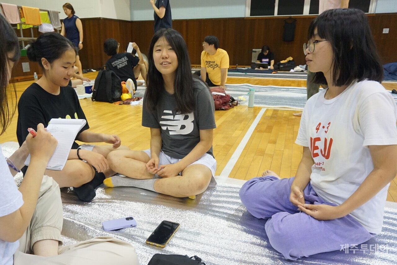 2024제주생명평화대행진에 참여한 보물섬학교 학생들. 왼쪽부터 이다연·김이수안·현채희 학생. (사진=김재훈 기자)