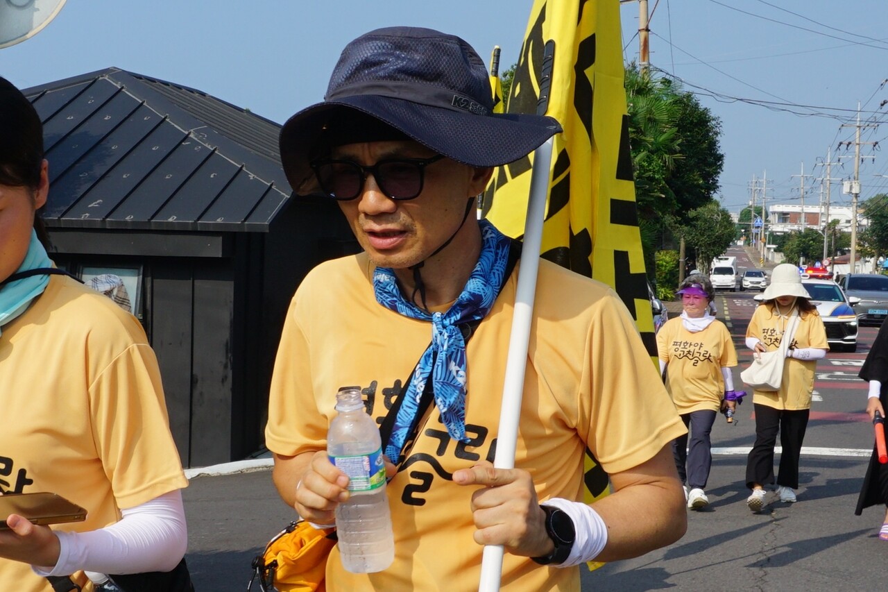 23일 제주생명평화대행진이 이튿날에 접어든 가운데,  10.29 이태원참사 유가족 이종관씨가 취재진과 대화하고 있다.  (사진=양유리 기자)