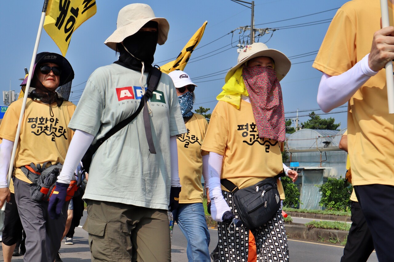 23일 제주생명평화대행진이 이튿날에 접어든 가운데,  박영수 10.29 이태원참사 유가족협의회 부위원장이 분홍색 마스크를 착용하고 행진하고 있다. (사진=박지희 기자)