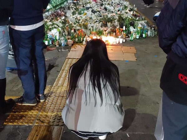 2022년 10월 29일 이태원 참사 직후 이태원역 입구 도로에 마련된 이태원 참사 희생자 추모공간. 시민들이 희생자들을 추모하고 있다.(사진=김재훈 기자)