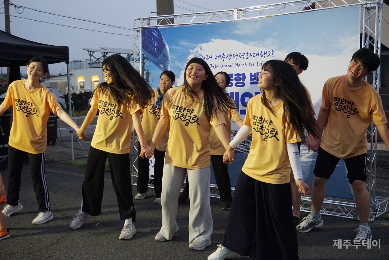 23일 열린 2024제주생명평화대행진 '제2공항 백지화 연대의 밤' 모습. (사진=양유리 기자)