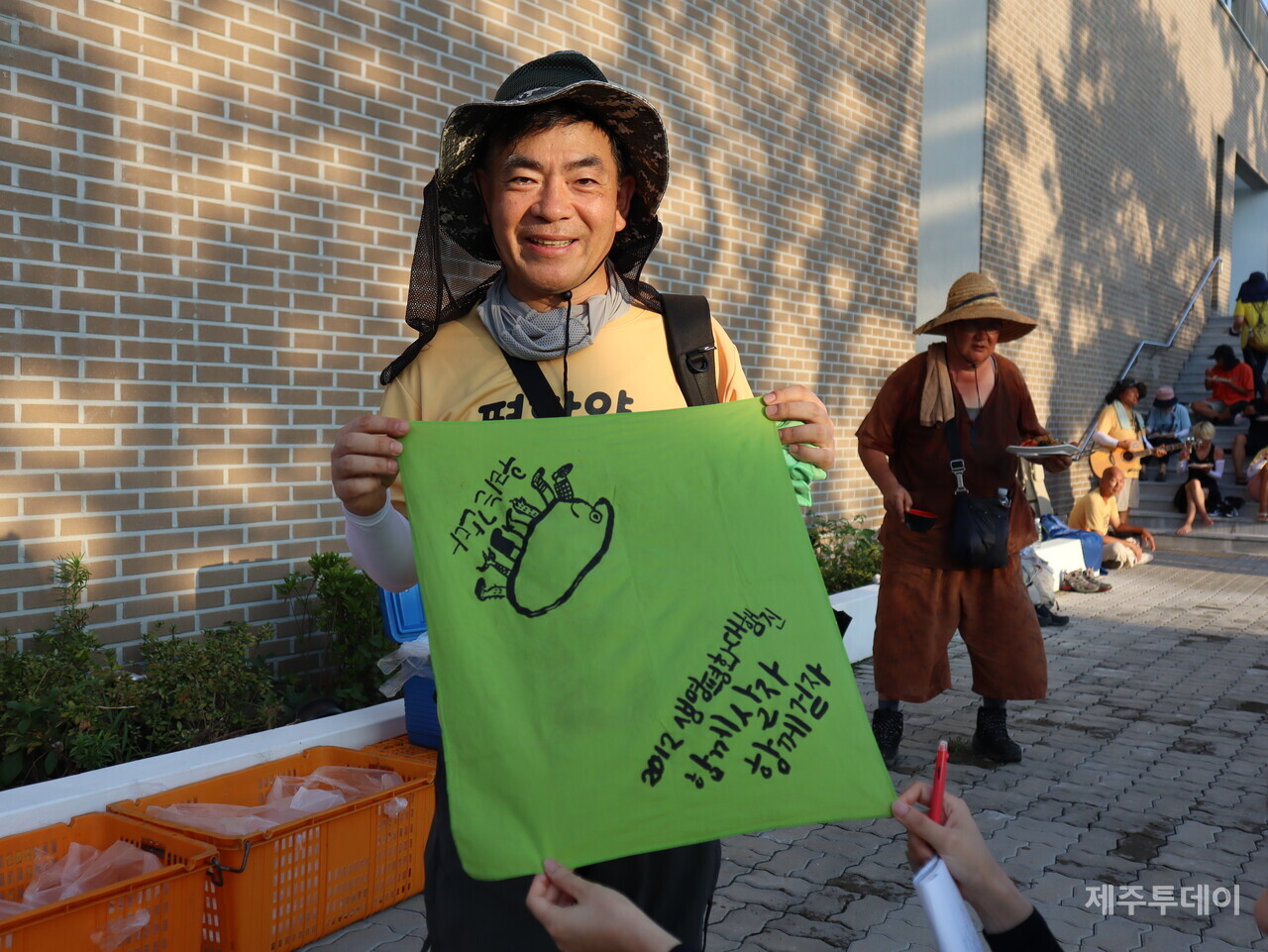 지난 22일 박찬식 제주제2공항강행저지비상도민회의 집행위원장이 2012생명평화대행진 기념 손수건을 펼쳐 보이고 있다. (사진=박지희 기자)