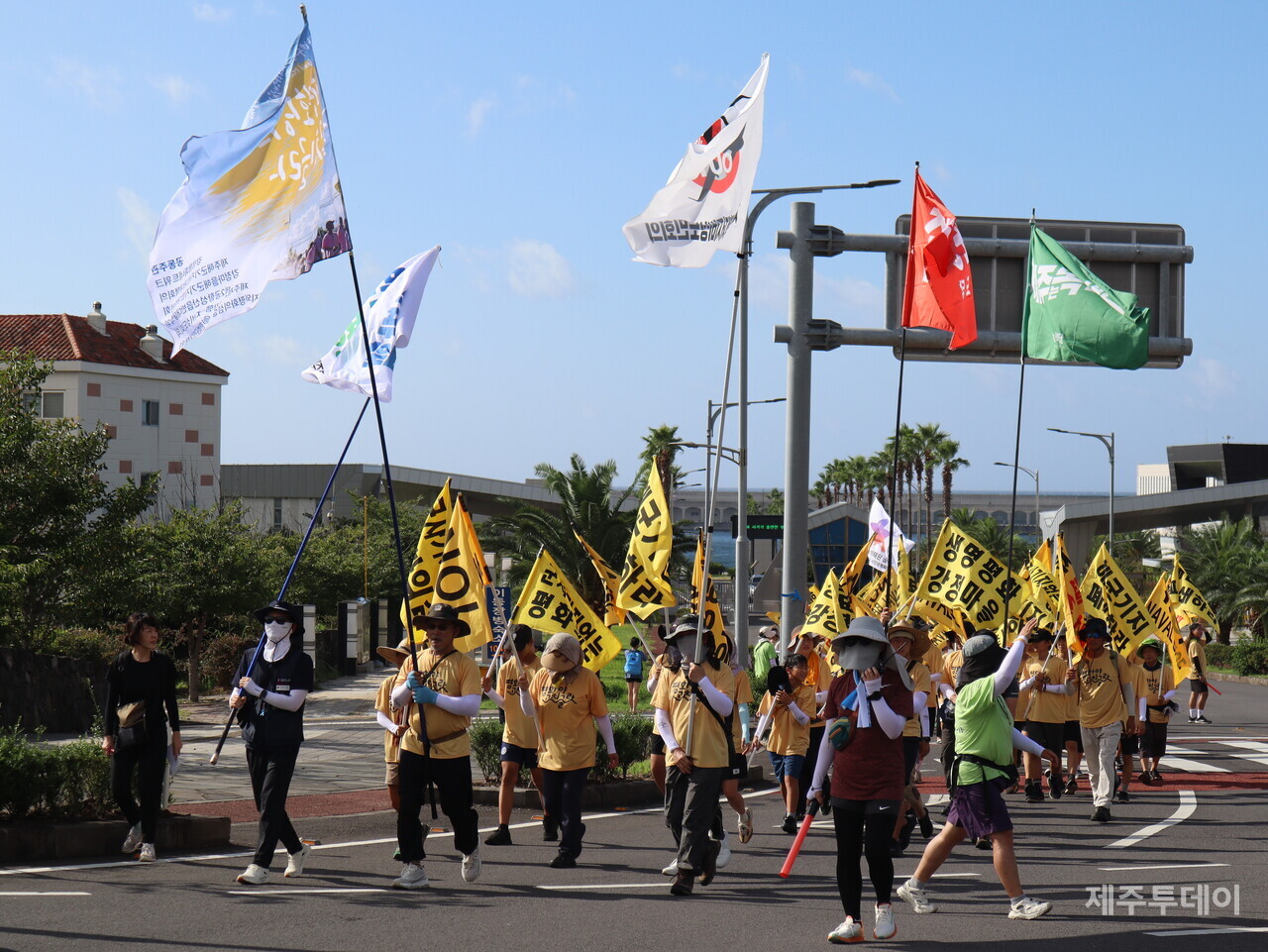 지난 22일 오전 제주해군기지 앞에서 2024제주생명평화대행진이 출범 기자회견을 마치고 힘차게 발걸음을 내딛고 있다. 박찬식 제주제2공항강행저지비상도민회의 집행위원장이 맨 앞에서 깃발을 들고 행진하고 있다. (사진=박지희 기자)