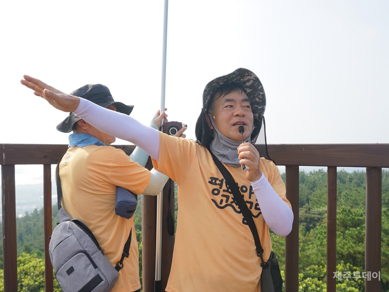24일 2024제주생명평화대행진 3일차 서귀포시 성산읍 대수산봉 정상에서 박찬식 집행위원장이 제2공항 예정지를 가리키며 설명하고 있다. (사진=양유리 기자)