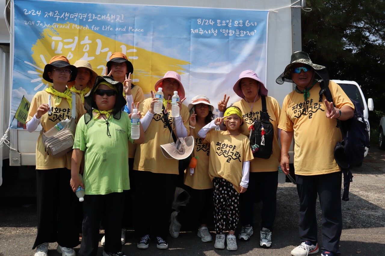 22일 제주생명평화대행진이 이틀차에 접어든 가운데, 광주에서 온 가족생활공동체 '애자람그룹홈' 구성원들도 발걸음을 함께 했다. (사진=박지희 기자)