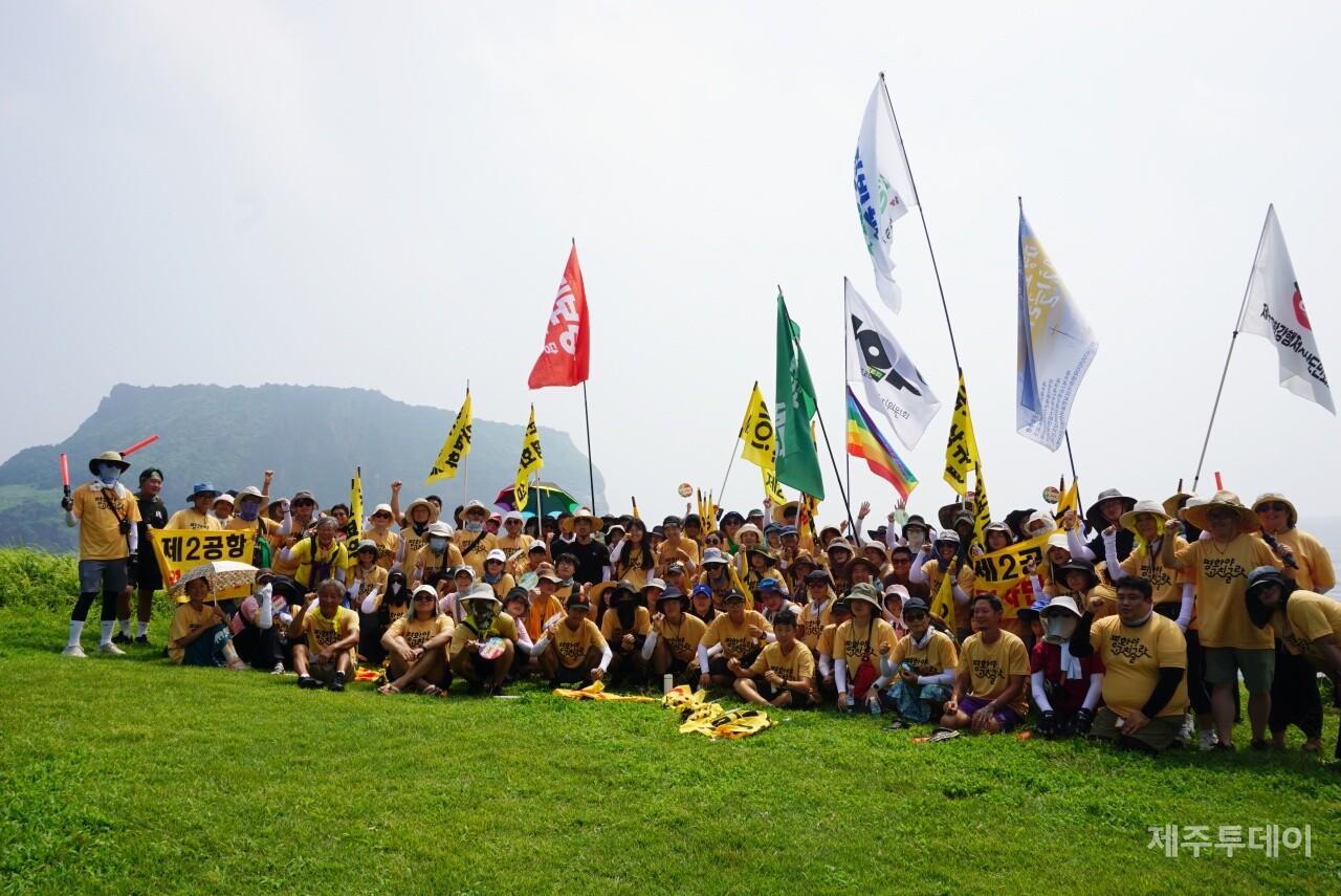 24일 2024제주생명평화대행진 3일차 서귀포시 성산읍 터진목 일대에서 행진단이 기념 촬영을 하고 있다. (사진=양유리 기자)