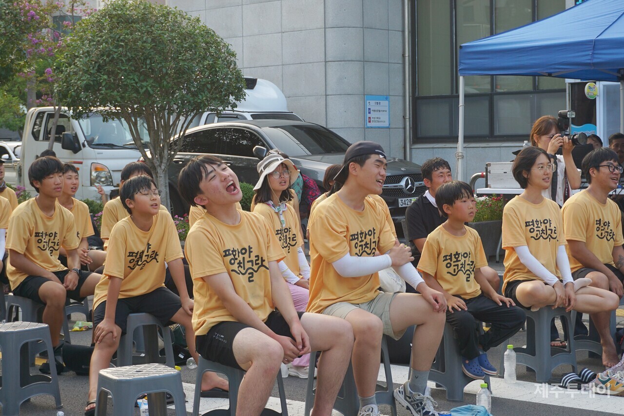 2024 제주생명평화대행진 조직위원회는 24일 오후 6시 제주시청 앞에서 해단식을 진행하면서 2박 3일 간의 일정을 모두 마무리했다. (사진=양유리 기자)