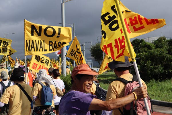 22일 서귀포시 강정동 제주해군기지에서 제주시청까지 걷는 '2024 제주생명평화대행진'이 진행된 가운데, 출정식 직후 참가자들이 행진의 첫 발을 떼고 있다. (사진=박지희 기자)