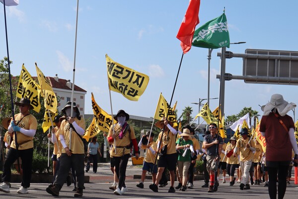 22일 서귀포시 강정동 제주해군기지에서 제주시청까지 걷는 '2024 제주생명평화대행진'이 진행된 가운데, 출정식 직후 참가자들이 행진의 첫 발을 떼고 있다. (사진=박지희 기자)