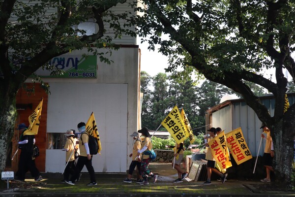 22일 서귀포시 강정동 제주해군기지에서 출발, 제주시청까지 걷는 '2024 제주생명평화대행진'이 진행된 가운데, 100여명의 참가자들이 서귀포시 남원읍 위미리 거리를 걷고 있다.  (사진=박지희 기자)