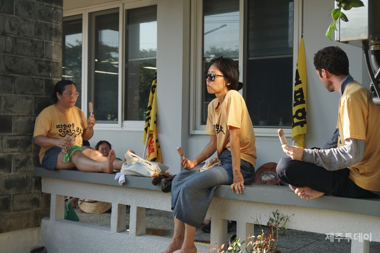 지난 22일 2024제주생명평화대행진 참가자들이 위미2리 마을회관에서 아이스크림을 먹으며 휴식을 취하고 있다. (사진=양유리 기자)